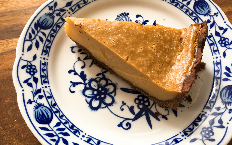 Veganer Käsekuchen mit Schokoboden